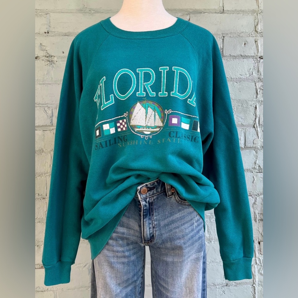 Vintage Graphic Sweatshirt - Souvenir Crew Neck